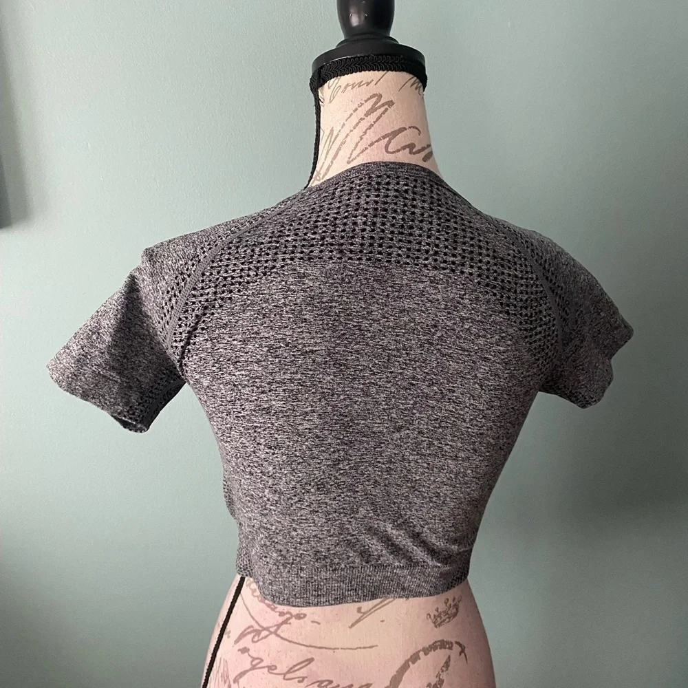 NWOT Grey bodycon short sleeve gym crop top - Picture 2 of 2